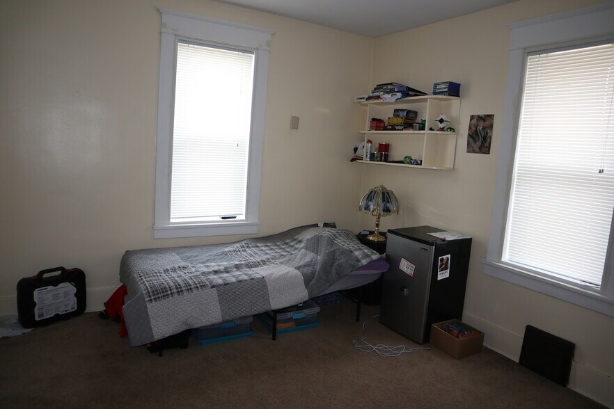 Building Photo - 831 6th St