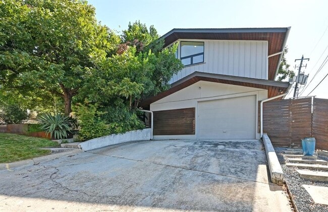 Building Photo - 701 Brownlee Cir