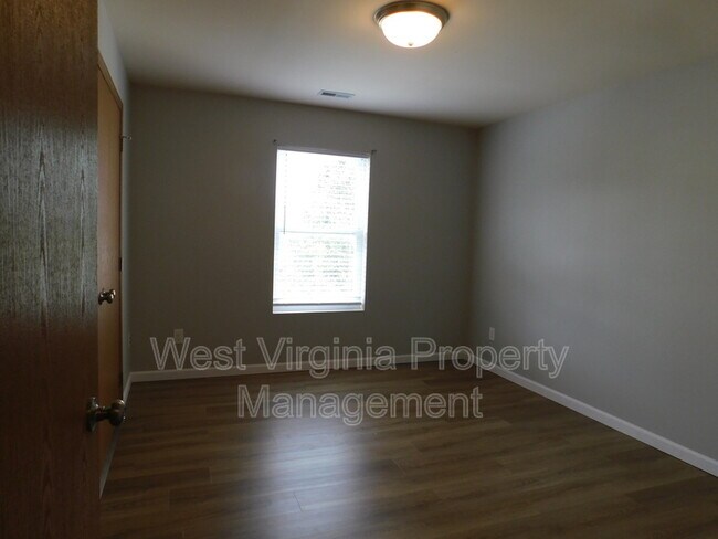 Building Photo - 212 Cardinal Wy