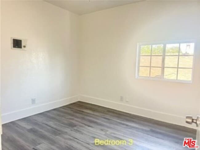 Building Photo - 204 W 52nd Pl