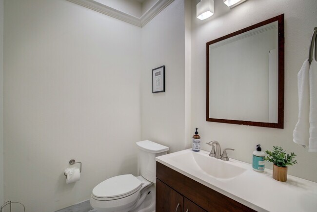 Building Photo - 8402 Columbia Dr