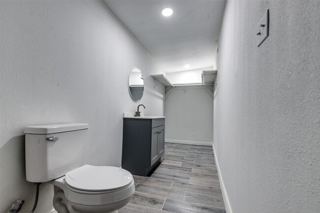 Building Photo - 200 Pine St