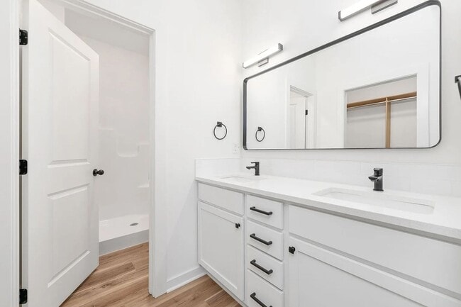 Building Photo - Gorgeous 3 Bedroom Townhome! 1/2 Month Free!!