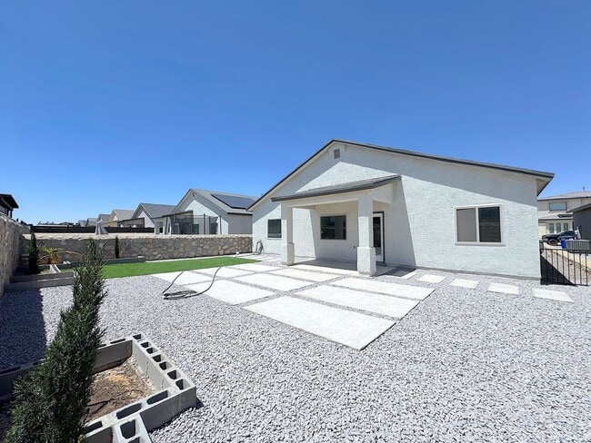 Building Photo - East El Paso 4 bed 2 Bath Refrig A/C!