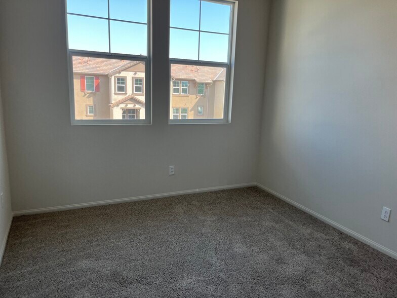 Building Photo - 28019 Oakdale Dr