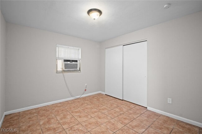 Building Photo - 1604 Oak Dr