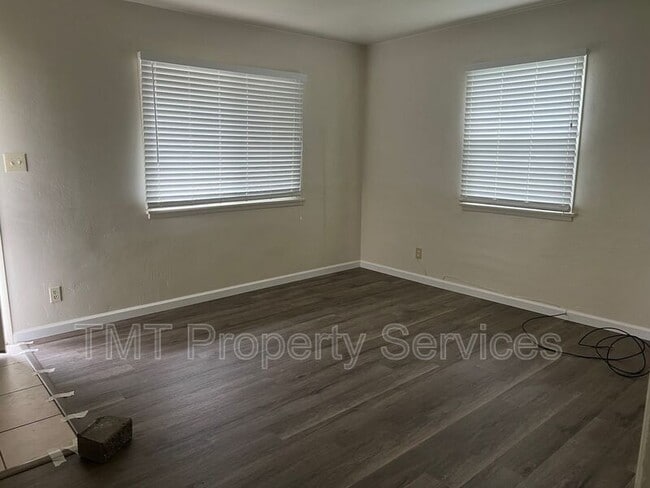 Building Photo - 450 Hillview St