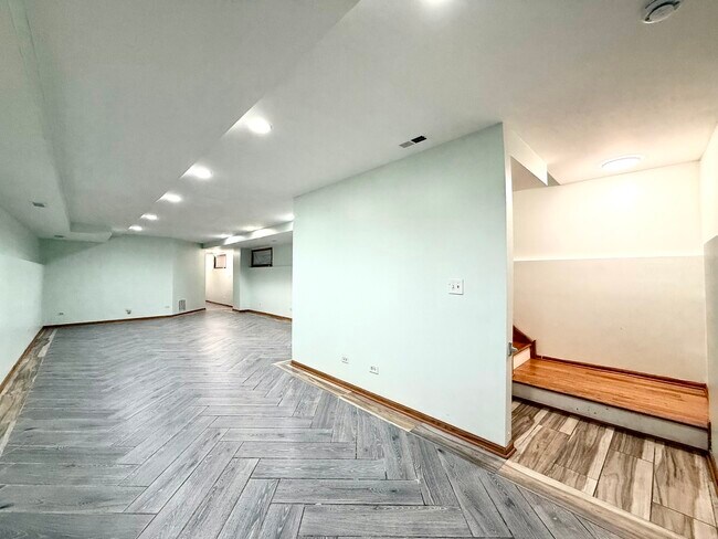 Building Photo - 2207 W Warren Blvd