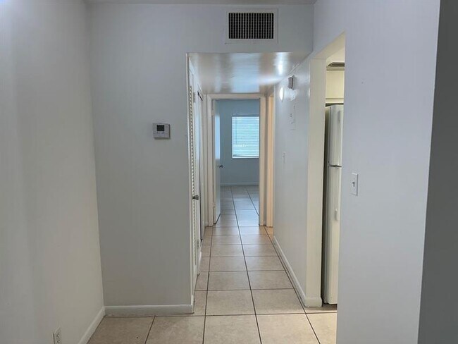 Building Photo - 515 S Sequoia Dr