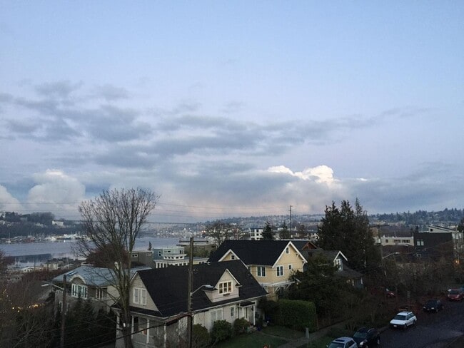 Building Photo - 2Bd/1Ba Seattle Home