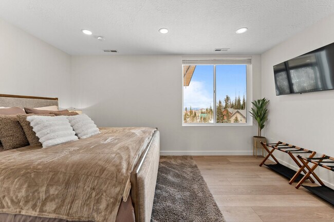 Building Photo - 220 Circle Dr