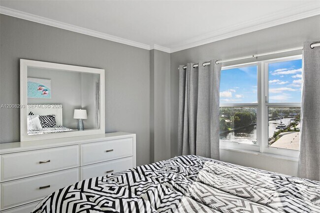 Building Photo - 2900 NE 30th St