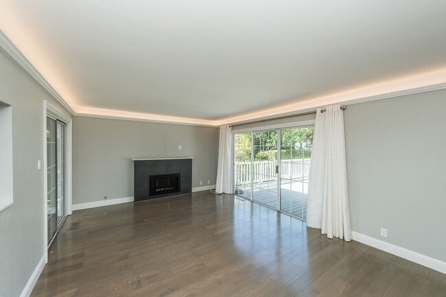 Building Photo - Updated 4 Bed / 2.5 Ba Home in Millbrae Mi...