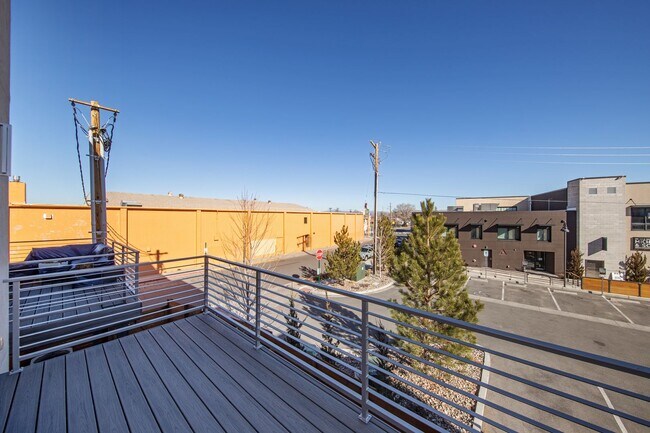 Building Photo - Downtown Executive Furnished Townhouse