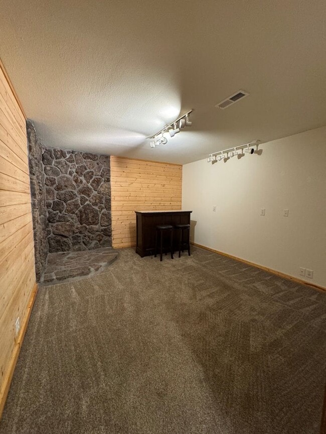 Building Photo - 3 Bdrm, 3 Bath home in Lynnewood with Gourmet Kitchen, 3 miles to Sky Lakes Medical Ctr and OIT