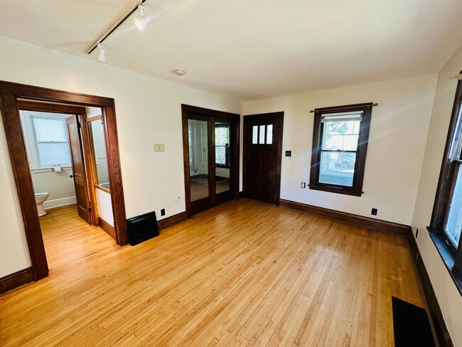 Building Photo - Charming 2-Bedroom Home with Hardwood Floo...