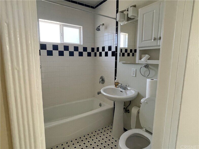 Building Photo - 1211 N Kenwood St