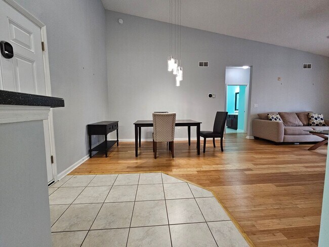 Building Photo - Top floor 3/2 unit in the gated Summer Key...