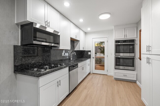 Building Photo - 42 Arno St