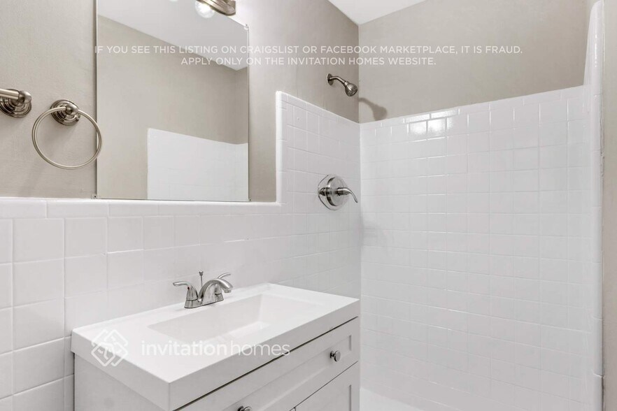 Building Photo - 3782 Lake Dr SE