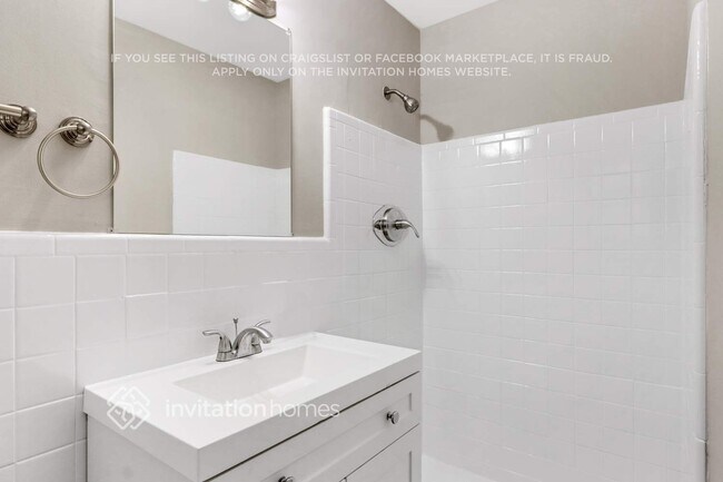 Building Photo - 3782 Lake Dr SE