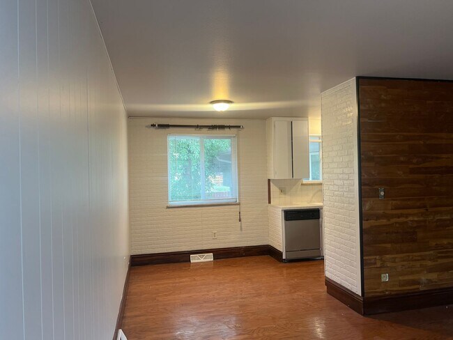 Building Photo - 2 Bed 1 Bath in Edgewater!