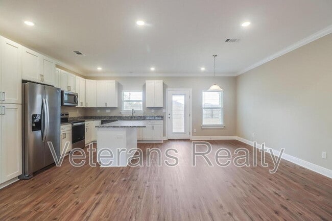 Building Photo - 833 Vee St