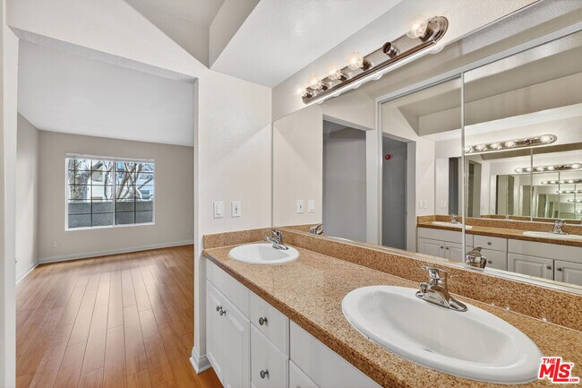 Building Photo - 21450 Burbank Blvd