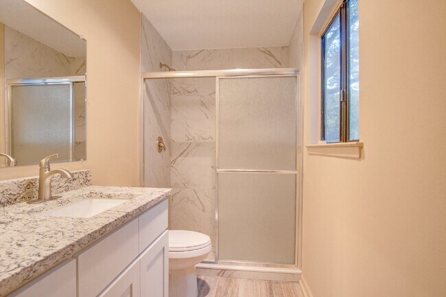 Building Photo - 2 Bedroom, 2.5 Bath Townhome with Easy Acc...