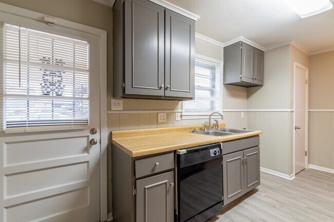 Building Photo - 5121 Ginger Cir