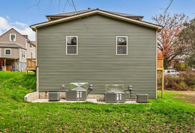 Building Photo - 420 S 2nd St