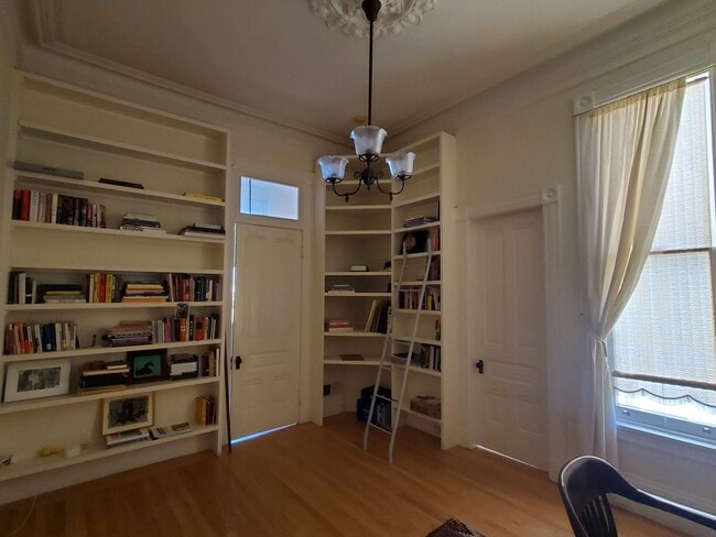 Building Photo - Noe Valley Beautifully Updated Top Floor Two Bedroom w. Chef's Kitchen and Laundry