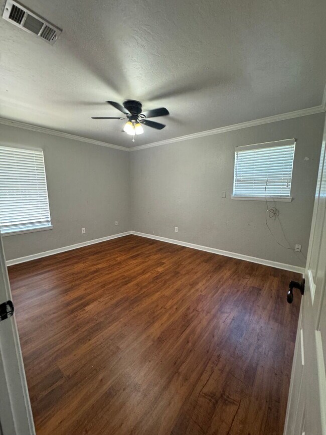 Building Photo - 3BR/2.5BA Off Lake Braford