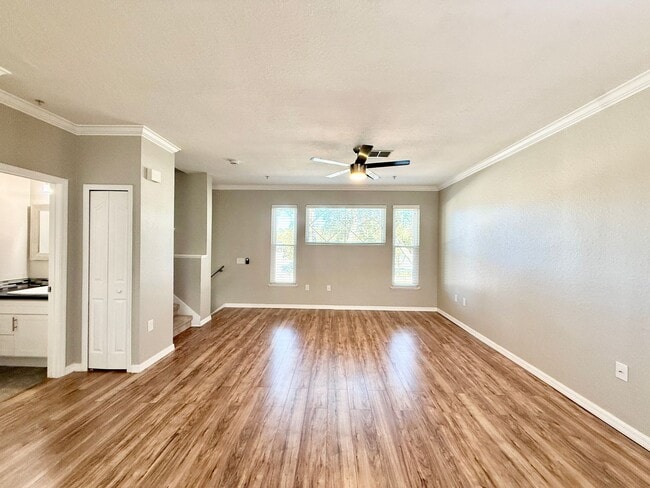 Building Photo - Immaculately updated 3/2.5 Three-Story Maitland Condo in Visconti!