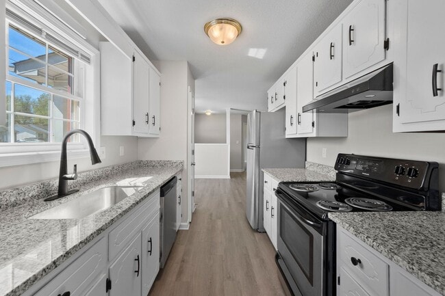 Building Photo - Cozy Charm Meets Modern Touches in Oak Grove