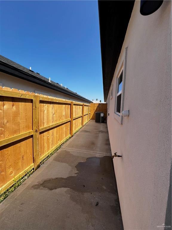 Building Photo - 20 Selena St