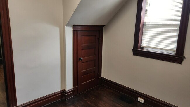 Building Photo - "Spacious 5-Bedroom Gem with 2 Full Baths in St. Louis – Your Ideal Family Home Awaits!"