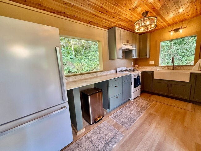 Building Photo - 1 Bedroom Cozy Cabin