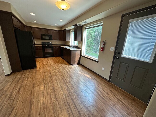 Building Photo - 2100 N Chestnut St