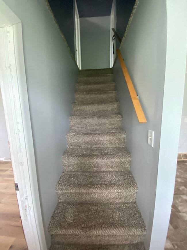 Building Photo - 3 Bed 1 Bath with Double Stall Garage
