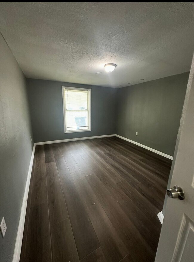 Building Photo - This is a 3bedroom 1 Full bathroom house which has a spacious living room, dining room and full k...