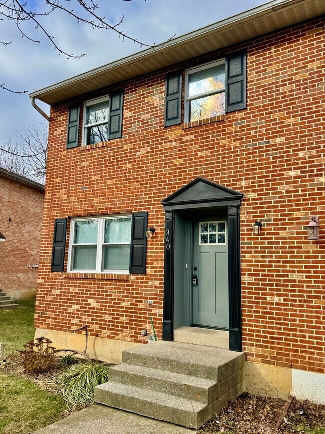 Building Photo - COMPLETELY REMODELED THREE BEDROOM Twin