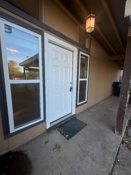 Building Photo - 5000 Cottonwood Cir
