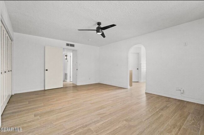 Building Photo - 5233 White Oak Dr