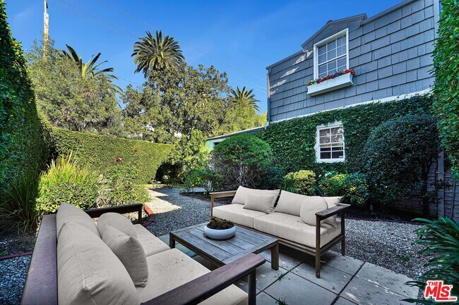 Building Photo - 560 Croft Ave