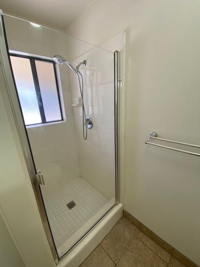 Building Photo - SW Visalia Home coming soon!