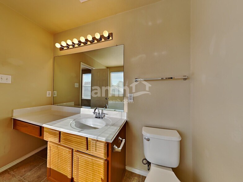 Building Photo - 421 Hackberry Dr