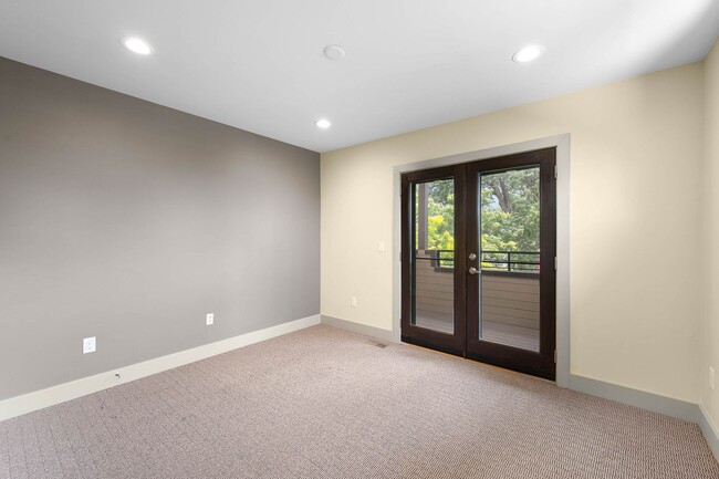 Building Photo - LUX 4BD, 5BA SloHi Home with Finished Base...