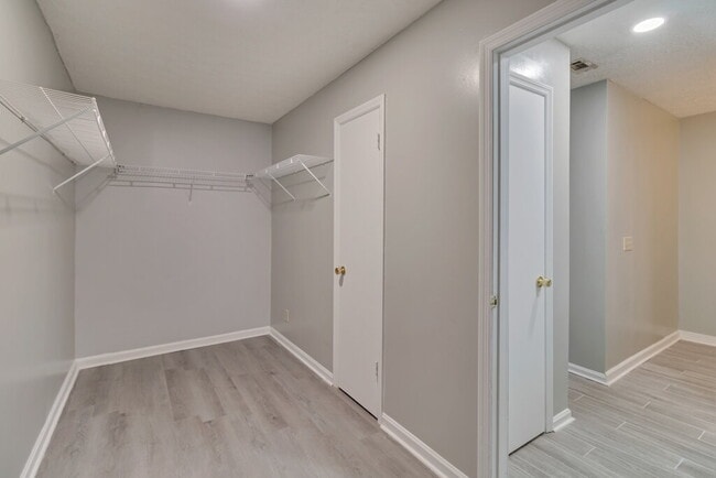 Building Photo - Nicely Renovated Ranch in Richmond Hill with Hard Surface Floors Throughout