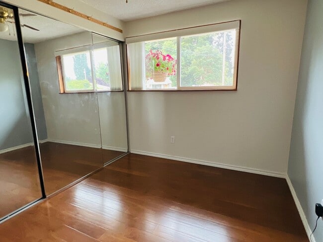 Building Photo - Beautiful yard, 3 bedroom 1 bath rambler i...